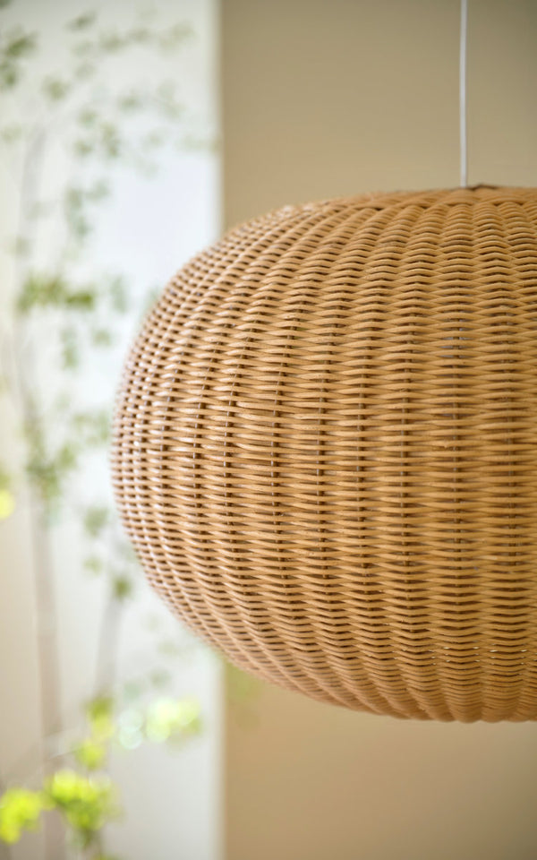 Dies ist ein Nahaufnahmebild von Tangelo Lampenschirm Ø49 cm-Medium in natural core weave iron frame. Runder geflochtener Schirm hängend an einem sonnigen Fenster.