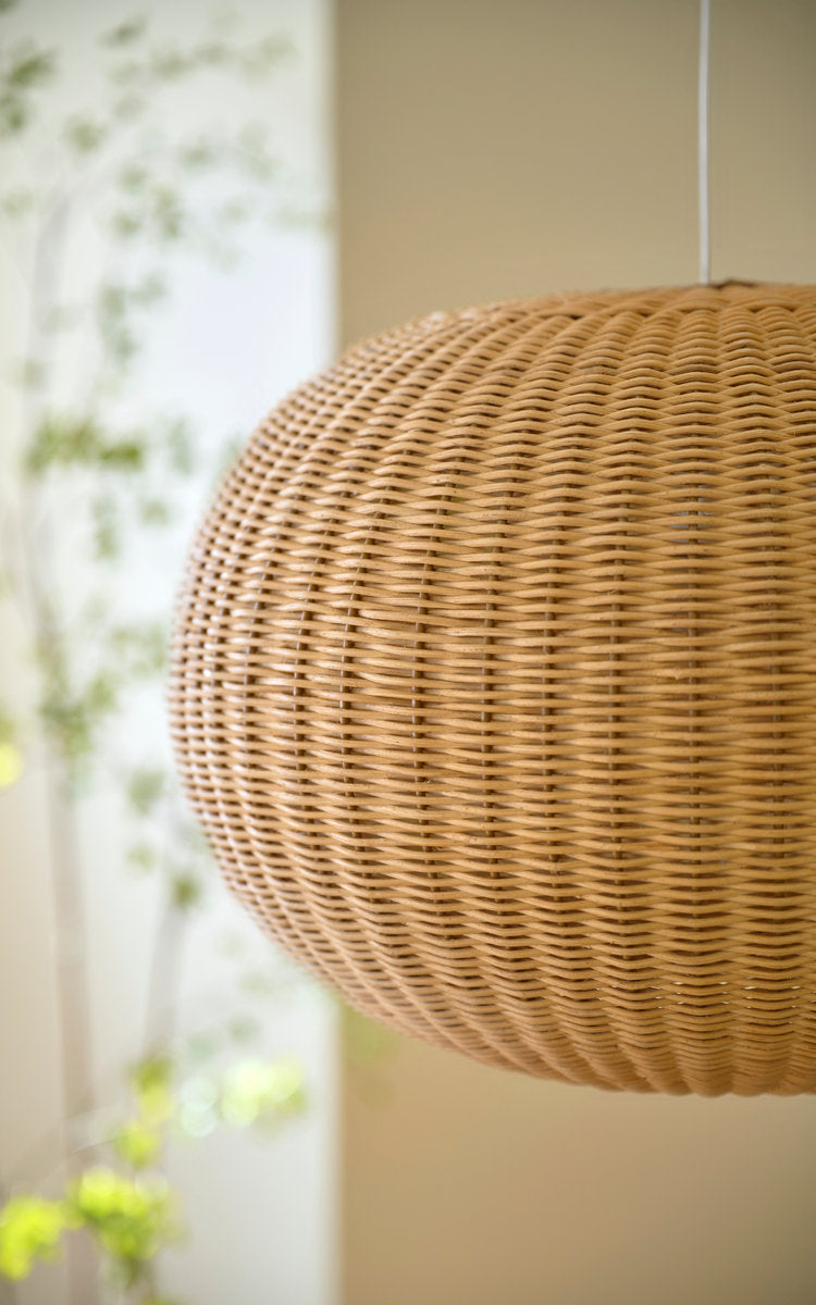 Dies ist ein Nahaufnahmebild von Tangelo Lampenschirm Ø49 cm-Medium in natural core weave iron frame. Runder geflochtener Schirm hängend an einem sonnigen Fenster.