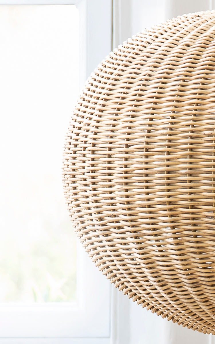 Dies ist ein Nahaufnahmebild von Tangelo Lampshade Ø49 cm | Medium in natural rattan. Detail des mittleren Rattangeflechts des abgerundeten Pendels.