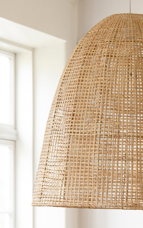 Dies ist ein Nahaufnahmebild von Showroom Lampenschirm in natural core weave artfibre & aluminium. Das offene Gittergeflecht erzeugt eine warme, luftige Silhouette.