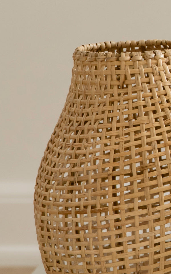 Dies ist ein Nahaufnahmebild von Figura Stehlampen-Schirm in light natural weave rattan.