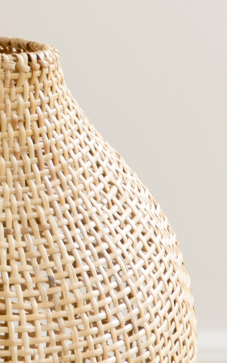 Dies ist ein Nahaufnahmebild von Figura Stehlampen-Schirm in light natural weave rattan.