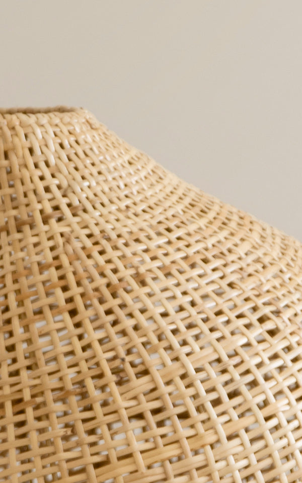 Dies ist ein Nahaufnahmebild von Figura Stehlampen-Schirm in light natural weave rattan.