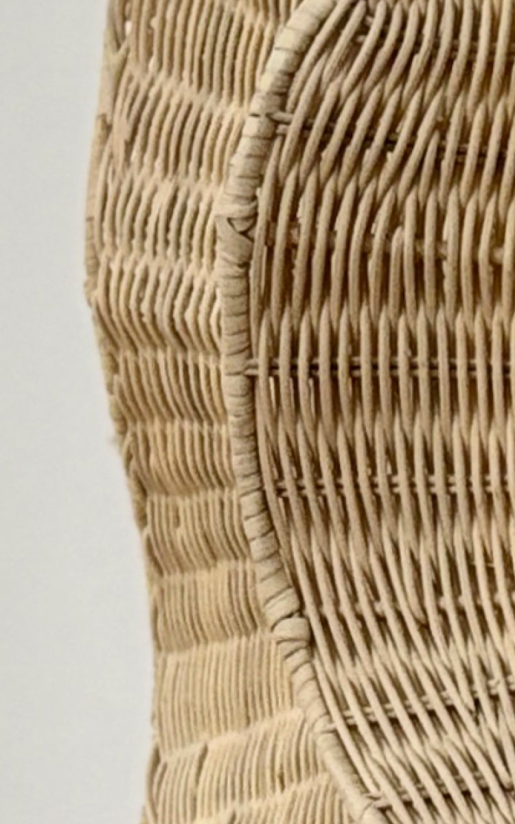 Dies ist ein Nahaufnahmebild von Floral Spiegel in natural core weave iron frame.