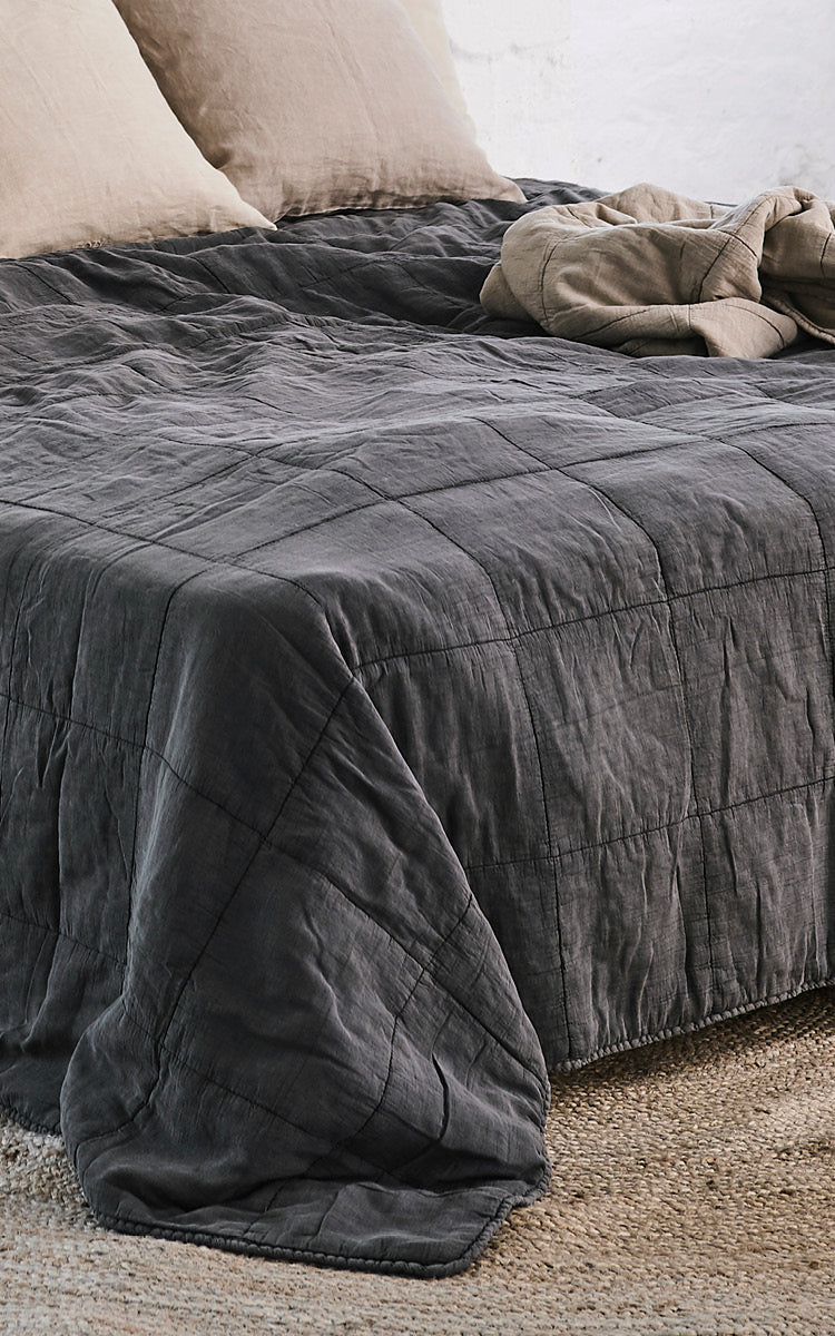 Dies ist ein Nahaufnahmebild von CTE058CH Tagesdecke in charcoal Cotton.