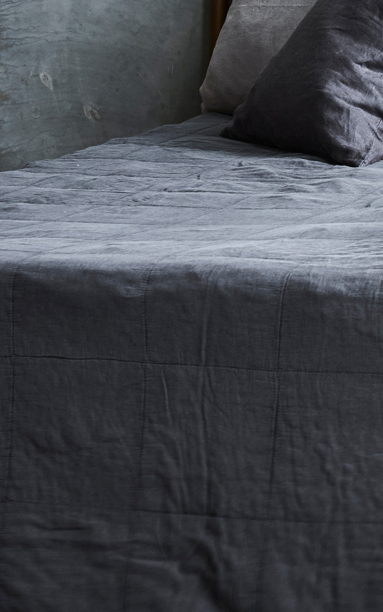 Dies ist ein Nahaufnahmebild von CTE058DB Tagesdecke in dusty Blue Cotton.