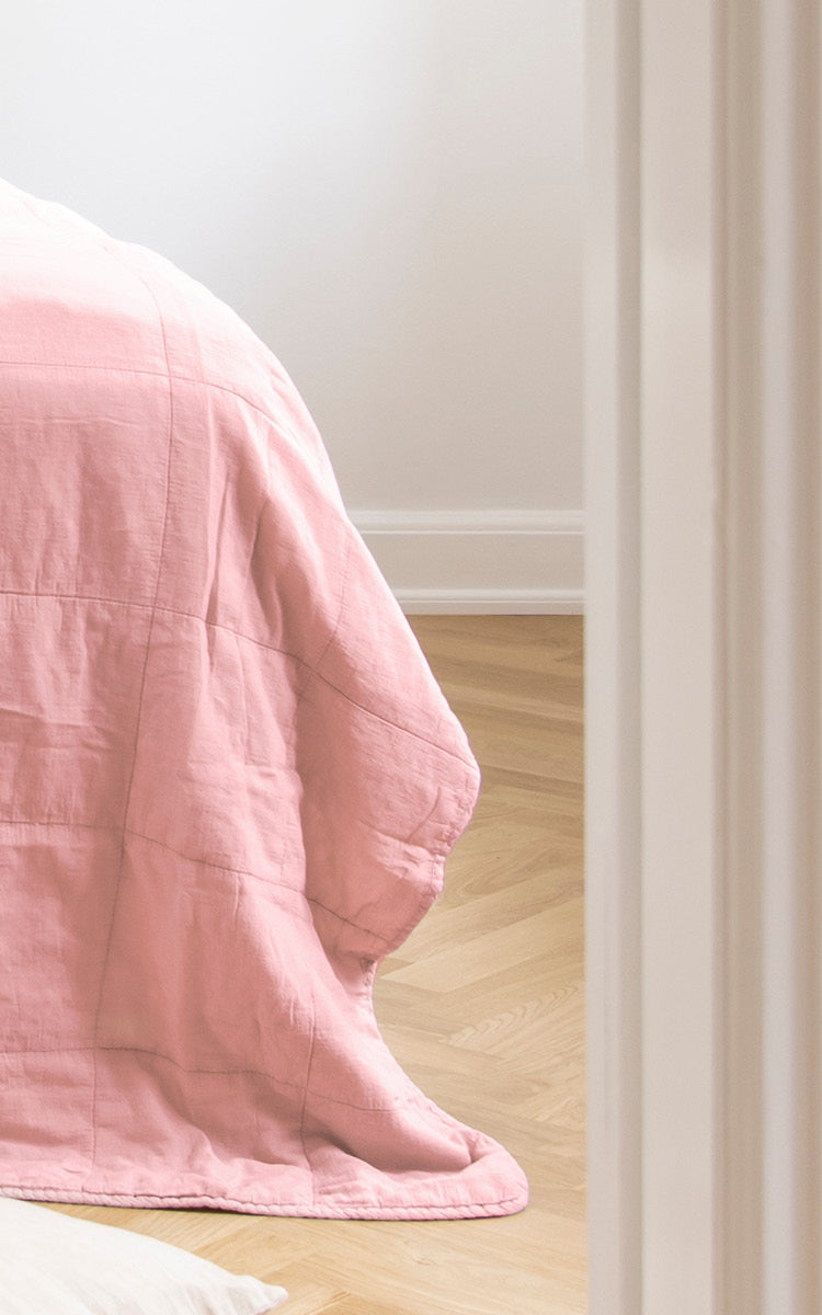 Dies ist ein Nahaufnahmebild von CTE058MR Tagesdecke in misty Rose Cotton.