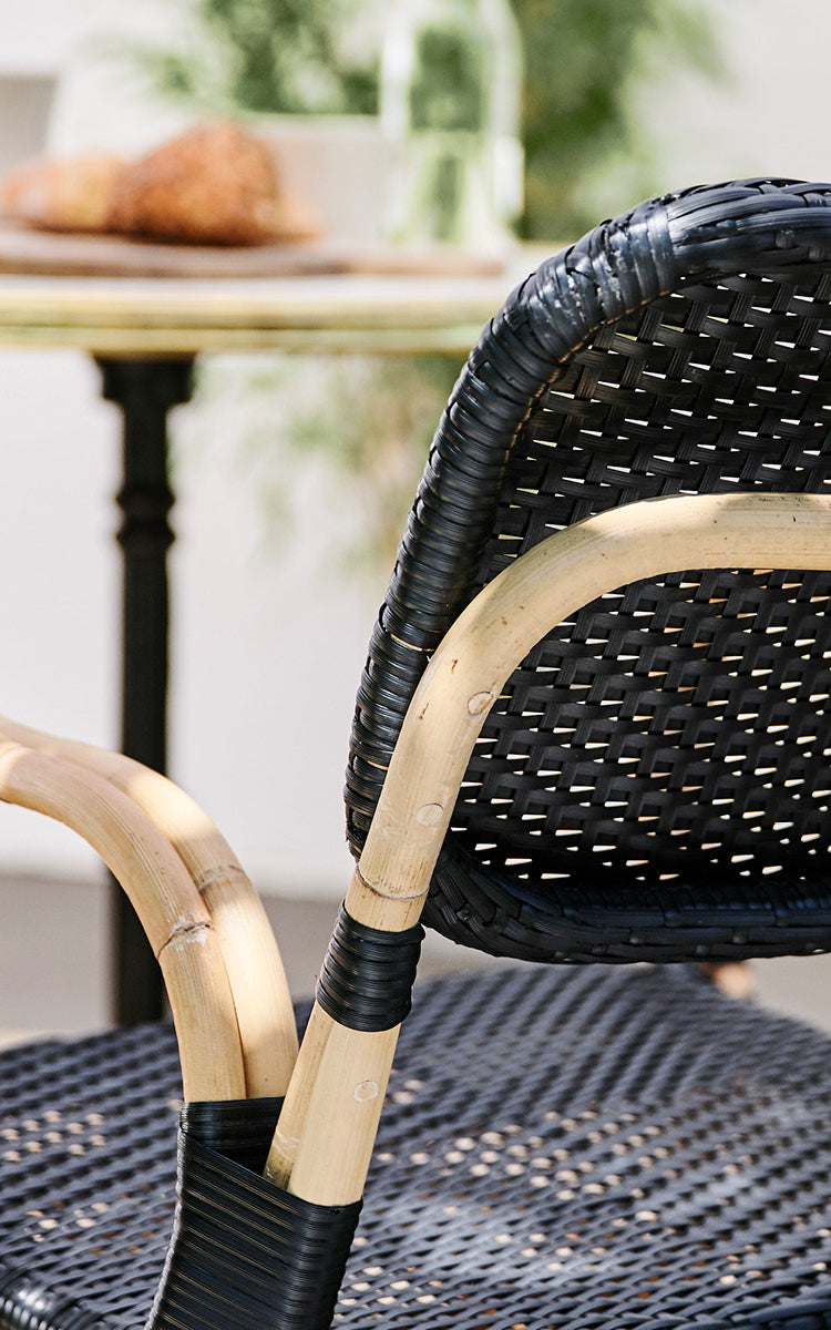Dies ist ein Nahaufnahmebild von Bistro Dining Chair in skin on Rattan frame.