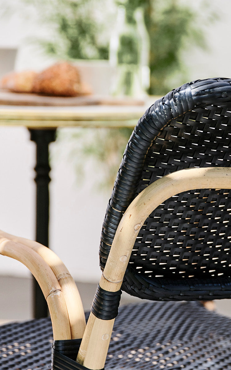 Dies ist ein Nahaufnahmebild von Bistro Bench in skin on Rattan frame.