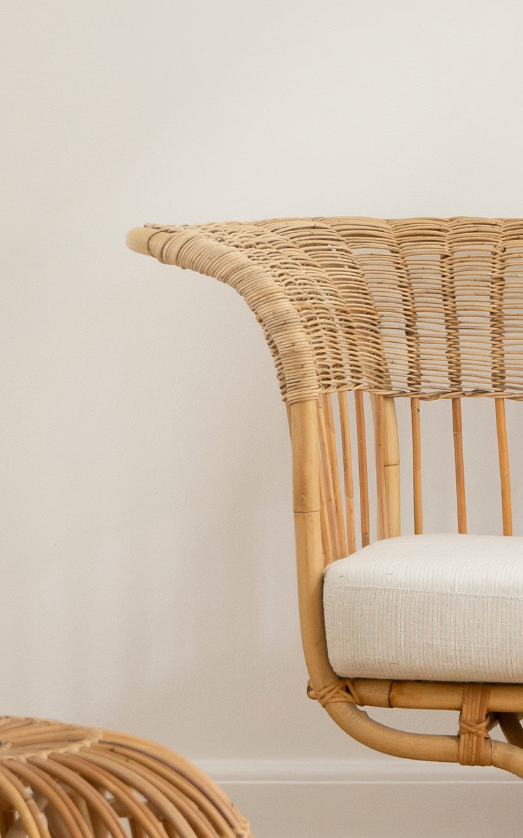 Dies ist ein Nahaufnahmebild von Belladonna Sofa in polished natural rattan.