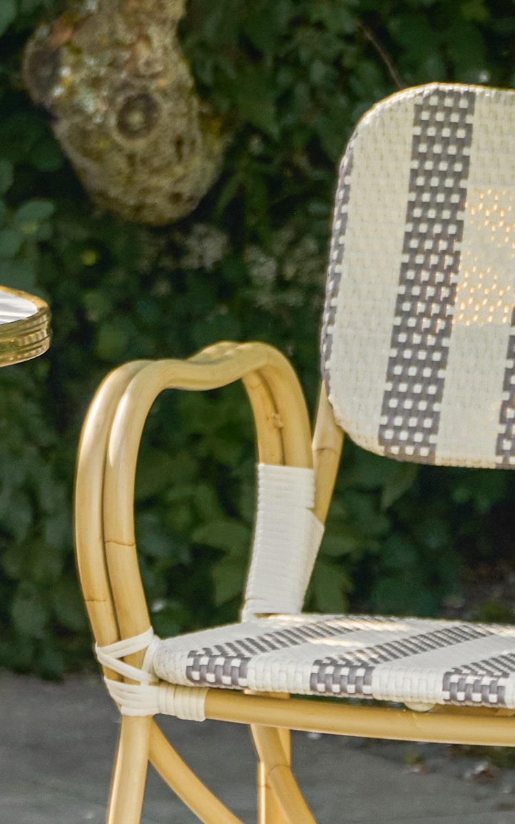 Dies ist ein Nahaufnahmebild von Bistro Exterior Stuhl in natural Aluminium ArtFibre.