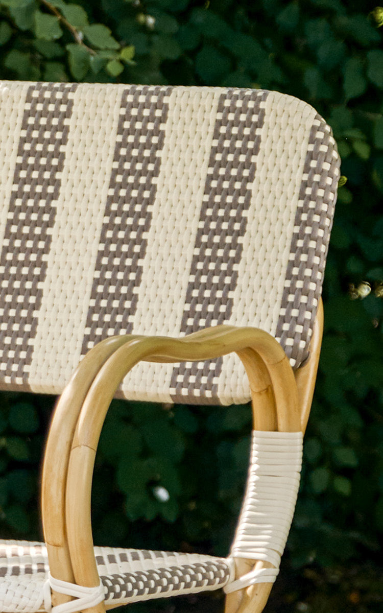 Dies ist ein Nahaufnahmebild von Bistro Exterior Bank in natural Aluminium ArtFibre.