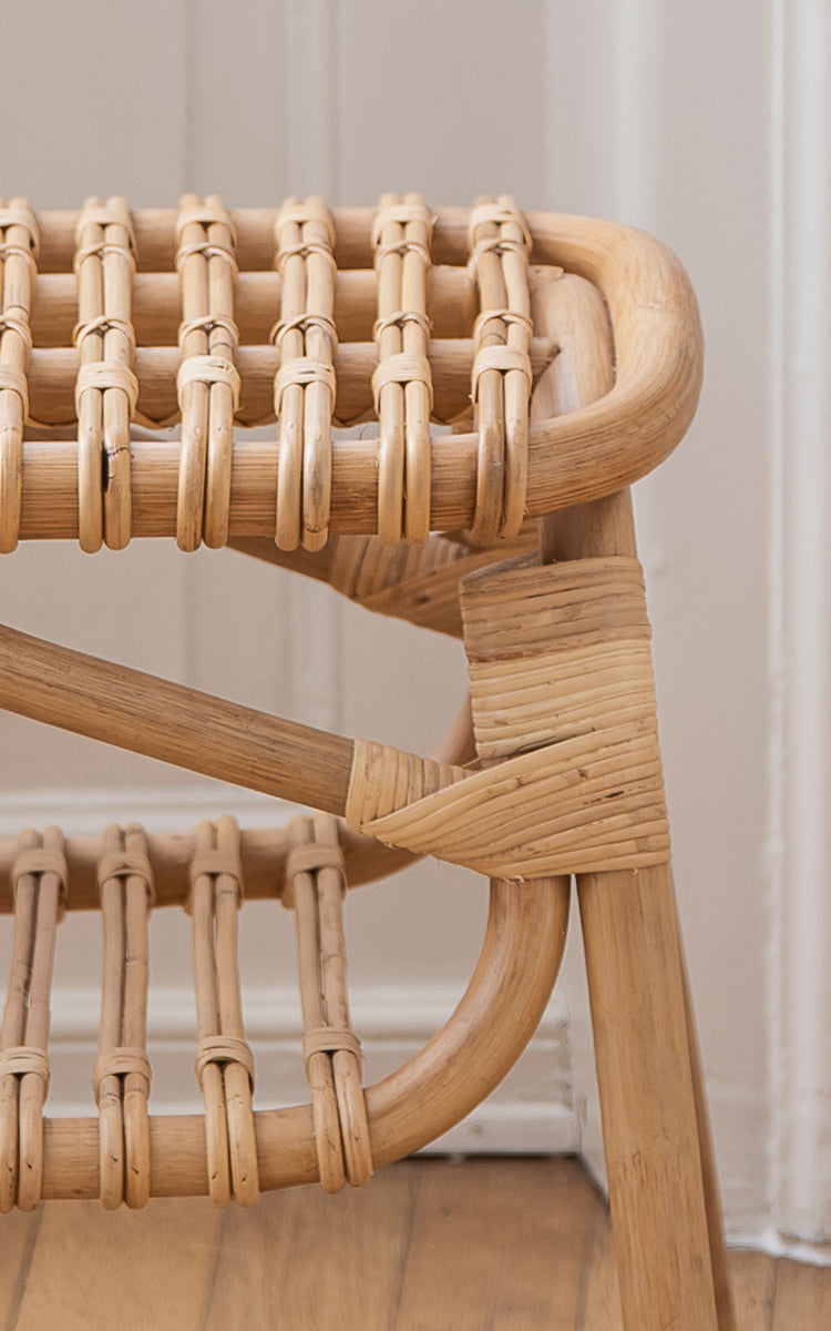 Dies ist ein Nahaufnahmebild von Machiya Bank in natural skin on rattan. Umwickelte Rattanverbindungen und offene Sitzflechtkonstruktion im Detail.