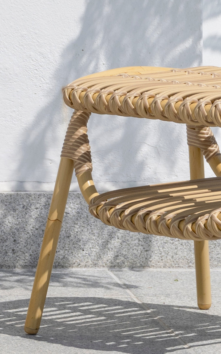 Dies ist ein Nahaufnahmebild von Machiya Außen-Hocker in natural aluminium artfibre. Geflochtener ArtFibre-Sitz und umwickelte Verbindungen auf Außenterrasse.