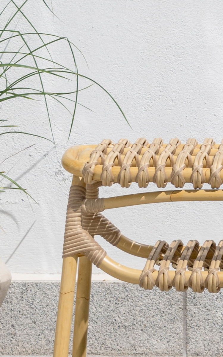 Dies ist ein Nahaufnahmebild von Machiya Außenbank in natural aluminium artfibre. Geflochtene ArtFibre-Sitzfläche und umwickelte Rahmenverbindung im Detail.