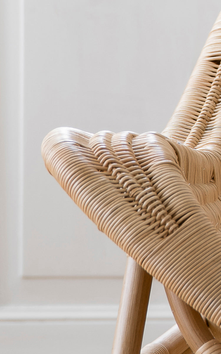 Dies ist ein Nahaufnahmebild von Pacifique Lounge-Sessel in natural core weave rattan frame. Detail der geflochtenen Textur und Rahmenkonstruktion.