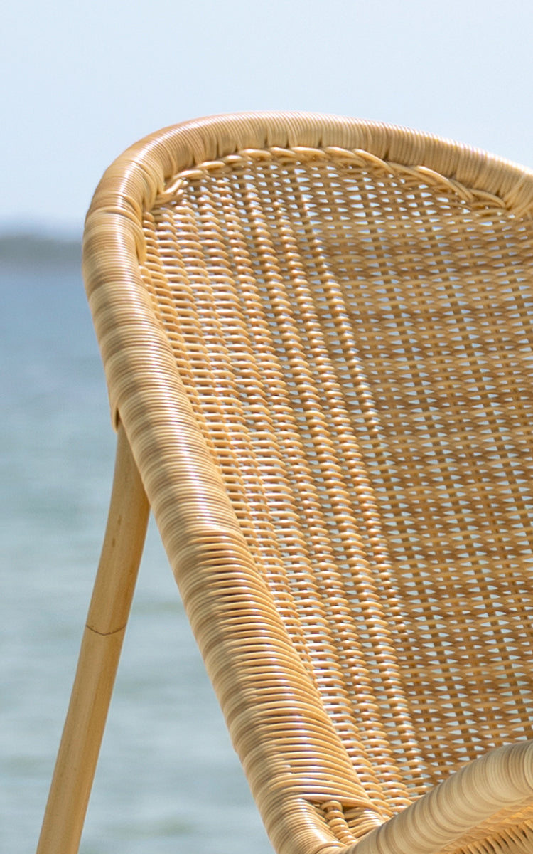 Dies ist ein Nahaufnahmebild von Pacifique Außen-Lounge-Sessel in natural core weave artfibre aluminium.
