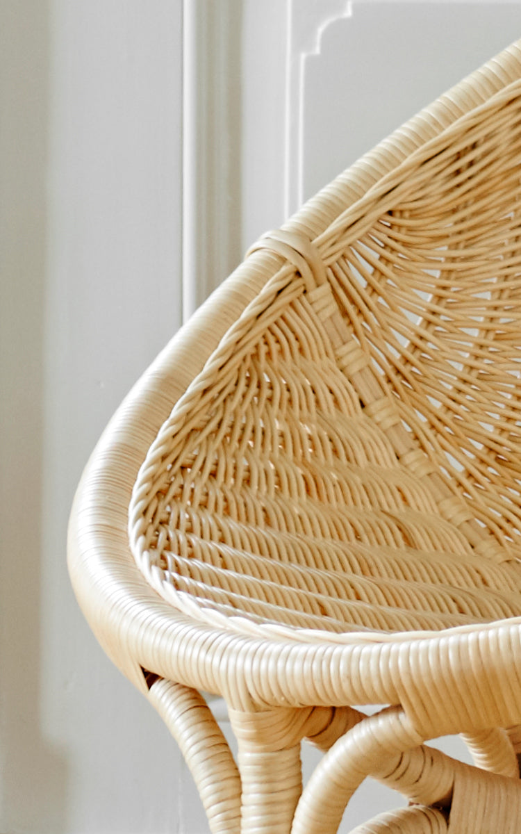 Dies ist ein Nahaufnahmebild von Rana Lounge-Sessel in natural core weave rattan frame. Detail des geflochtenen Schalensitzes und der gebogenen Rattanrahmenkante.