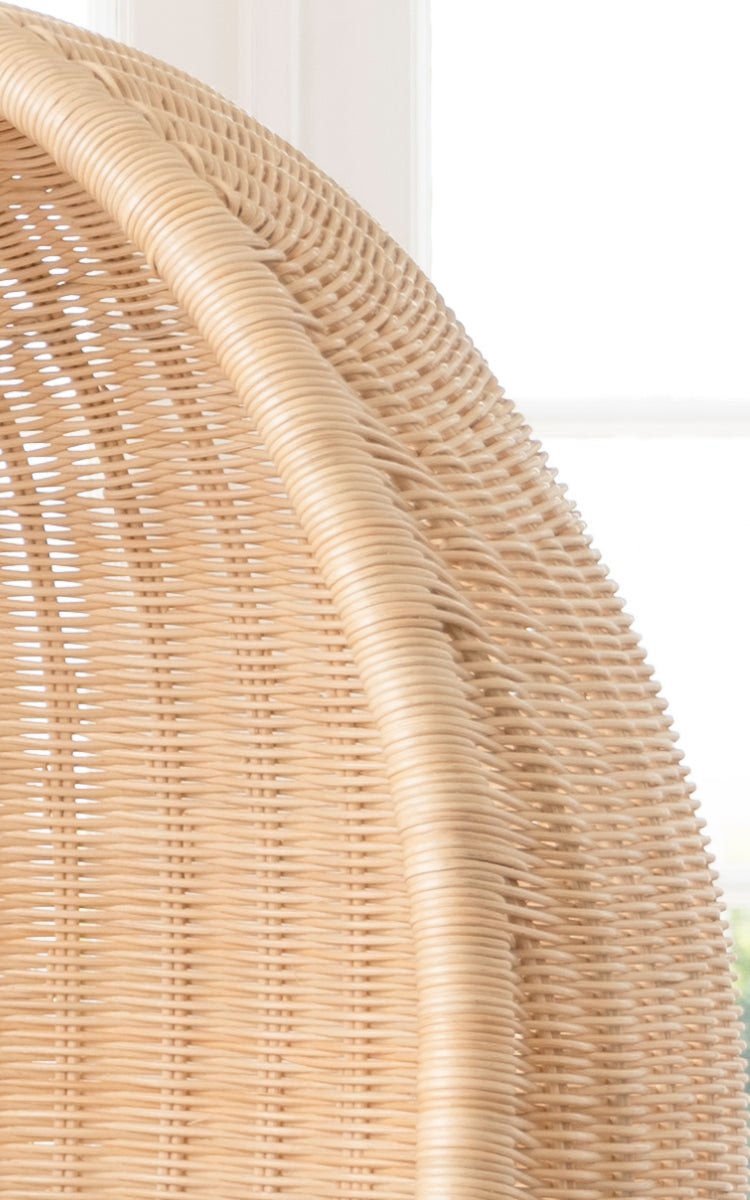 Dies ist ein Nahaufnahmebild von Hanging Hängesessel Junior in natural core weave Rattan frame.