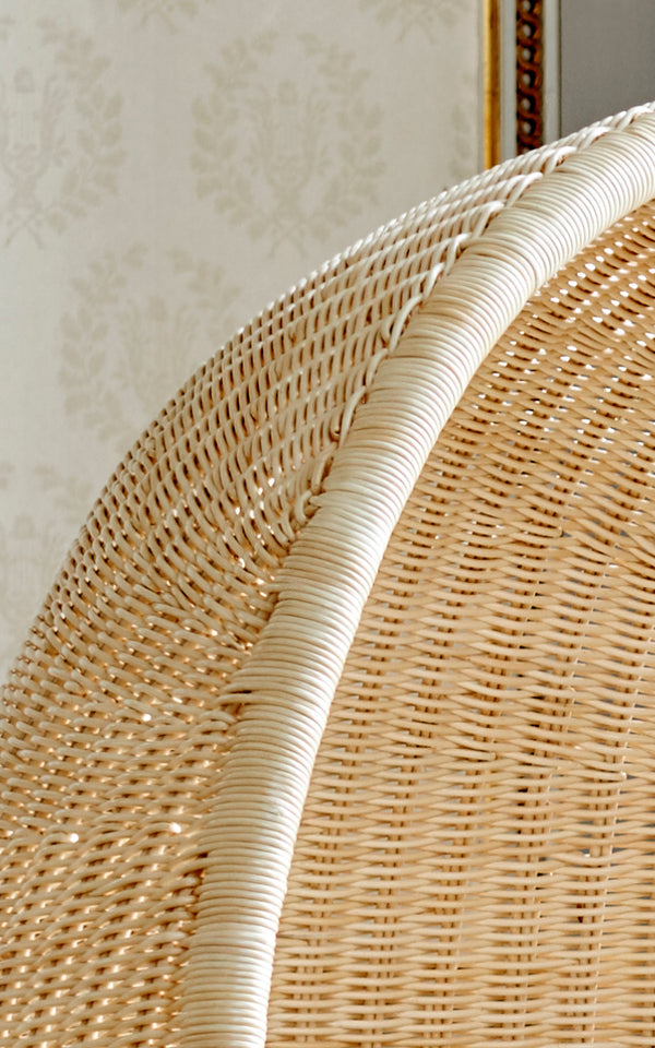Dies ist ein Nahaufnahmebild von Hanging Hängesessel in natural core weave Rattan frame.
