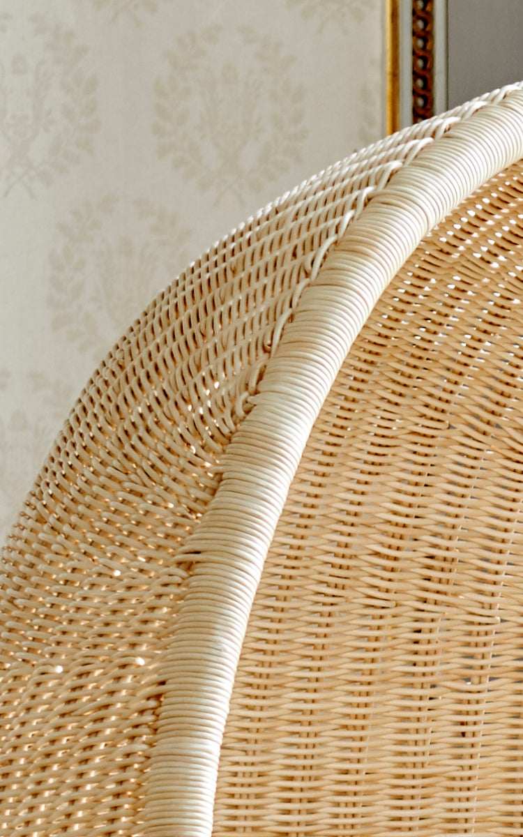 Dies ist ein Nahaufnahmebild von Hanging Hängesessel in natural core weave Rattan frame.