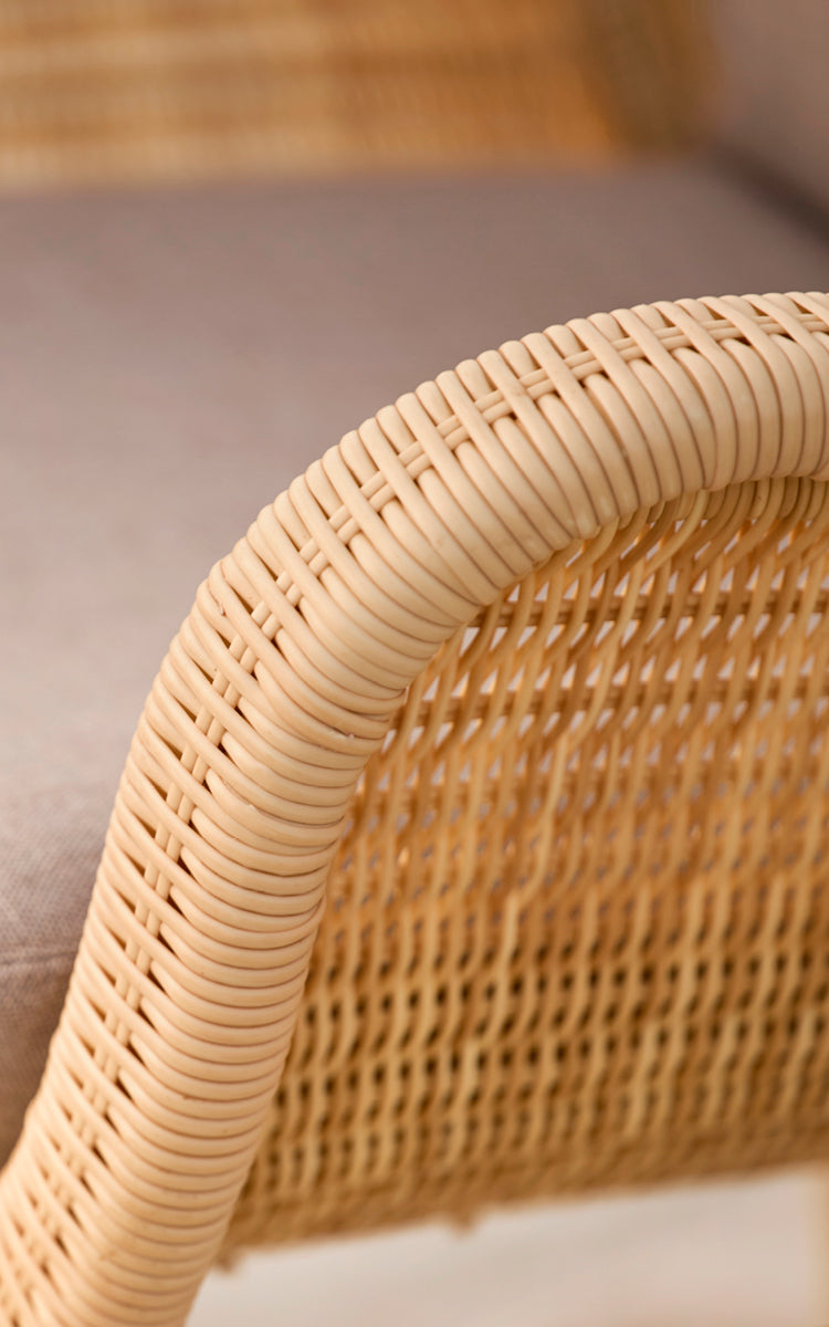 Dies ist ein Nahaufnahmebild von Madame Lounge-Sessel in natural core weave ArtFibre Aluminium.
