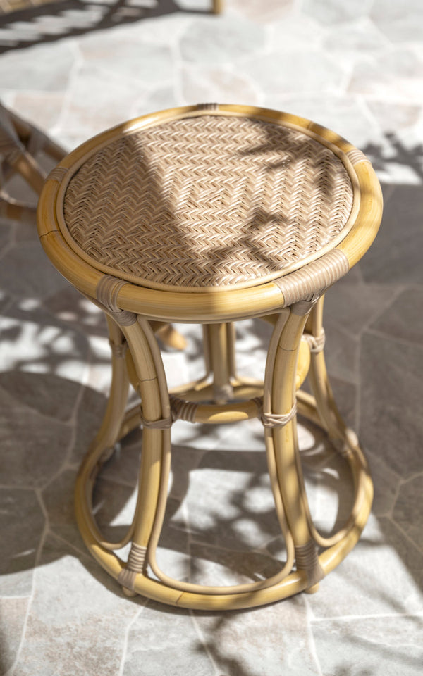 Dies ist ein Nahaufnahmebild von Bella Außenhocker in natural aluminium artfibre. Runder geflochtener Sitz und gebogenes Gestell.