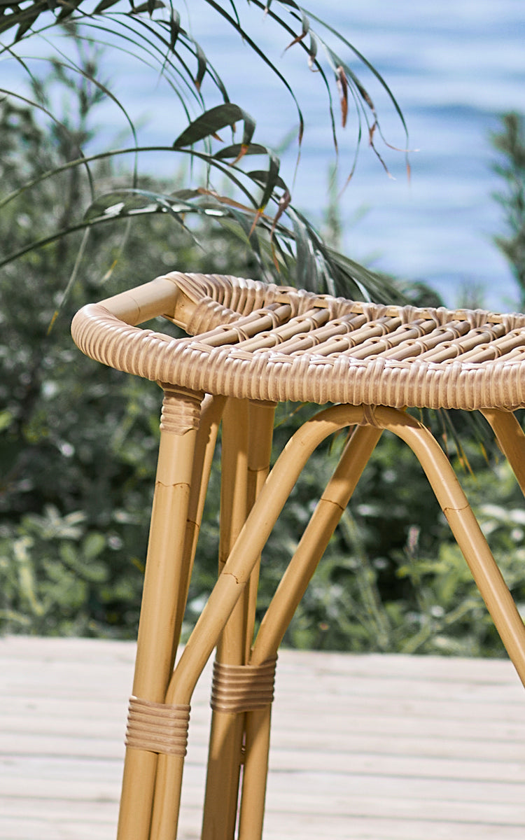 Dies ist ein Nahaufnahmebild von Salsa Exterior Counter Stool in natural aluminium artfibre.