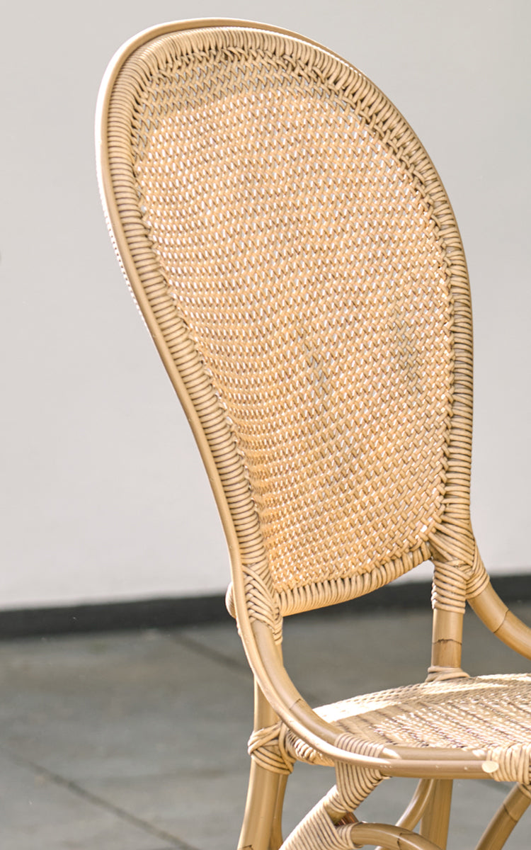 Dies ist ein Nahaufnahmebild von Rossini Außen-Esszimmerstuhl in antique aluminium artfibre. Detail der geflochtenen Textur und Rahmenkonstruktion.