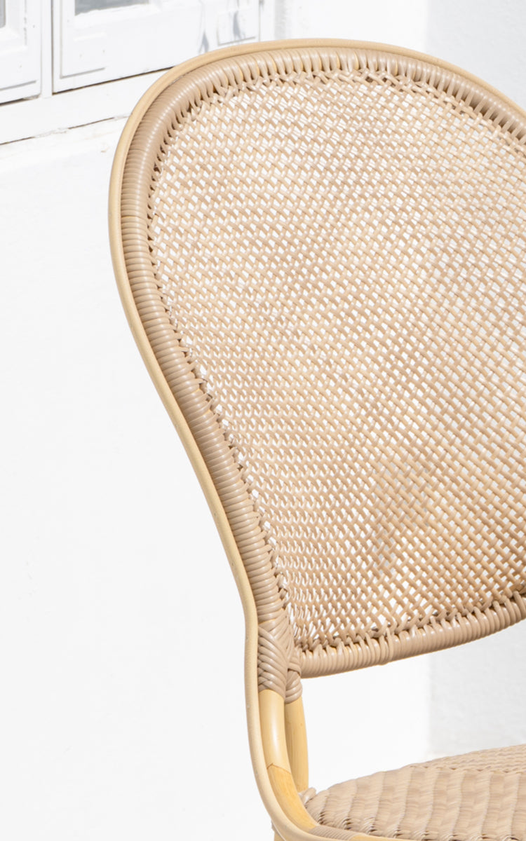 Dies ist ein Nahaufnahmebild von Rossini Außen-Esszimmerstuhl in natural aluminium artfibre. Detail der geflochtenen Textur und Rahmenkonstruktion.