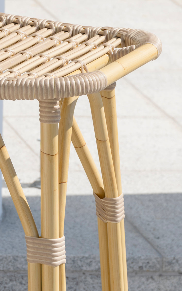 Dies ist ein Nahaufnahmebild von Salsa Außen-Barhocker in natural aluminium artfibre. Hohe Beine mit umwickelten Verbindungen und offene Sitzflechtdetails.
