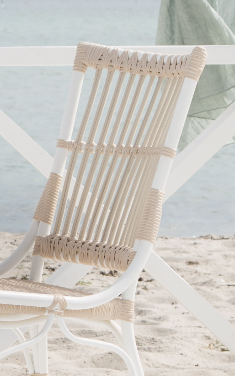 Dies ist ein Nahaufnahmebild von Piano Exterior Side Chair i dove white aluminium artfibre. Detail der vertikalen ArtFibre-Stab-Rückenlehne.