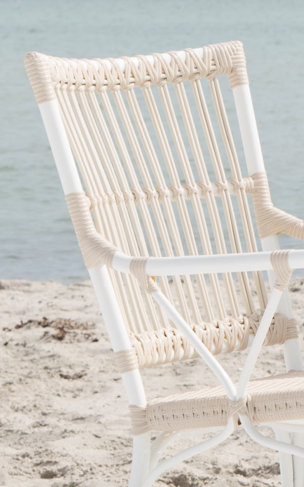 Dies ist ein Nahaufnahmebild von Piano Exterior Dining Armchair i dove white aluminium artfibre. Detail der Stab-Rückenlehne und der Armlehne.
