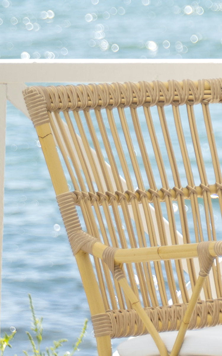 Dies ist ein Nahaufnahmebild von Piano Außen-Esszimmer-Armlehnstuhl in natural aluminium artfibre. Detail der geflochtenen Textur und Rahmenkonstruktion.