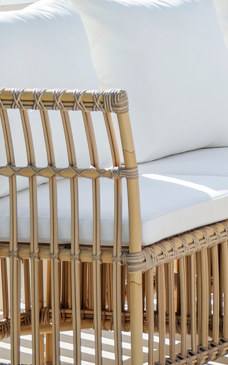 Dies ist ein Nahaufnahmebild von Meghan Exterior Dining Bench Corner Module i natural aluminium artfibre. Detail der vertikalen Stab-Rückenlehne.