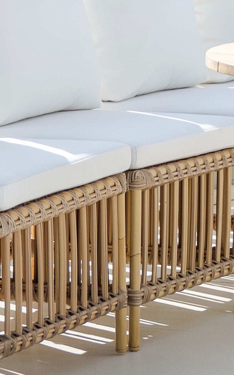 Dies ist ein Nahaufnahmebild von Meghan Exterior Dining Bench Center Module i natural aluminium artfibre. Detail des Stab-Rückenlehnenpanels.