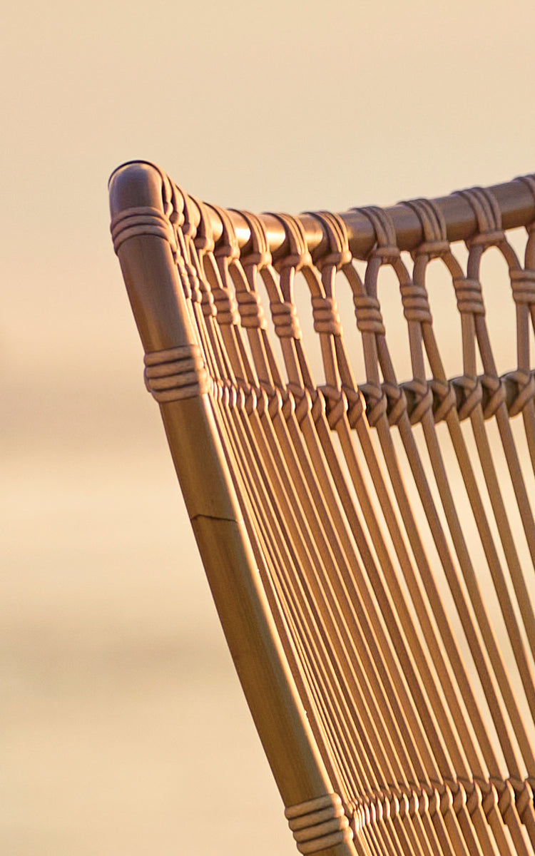 Dies ist ein Nahaufnahmebild von Monet Exterior Lounge Chair i antique aluminium artfibre. Detail der Schlaufenbögen und der vertikalen Stäbe.