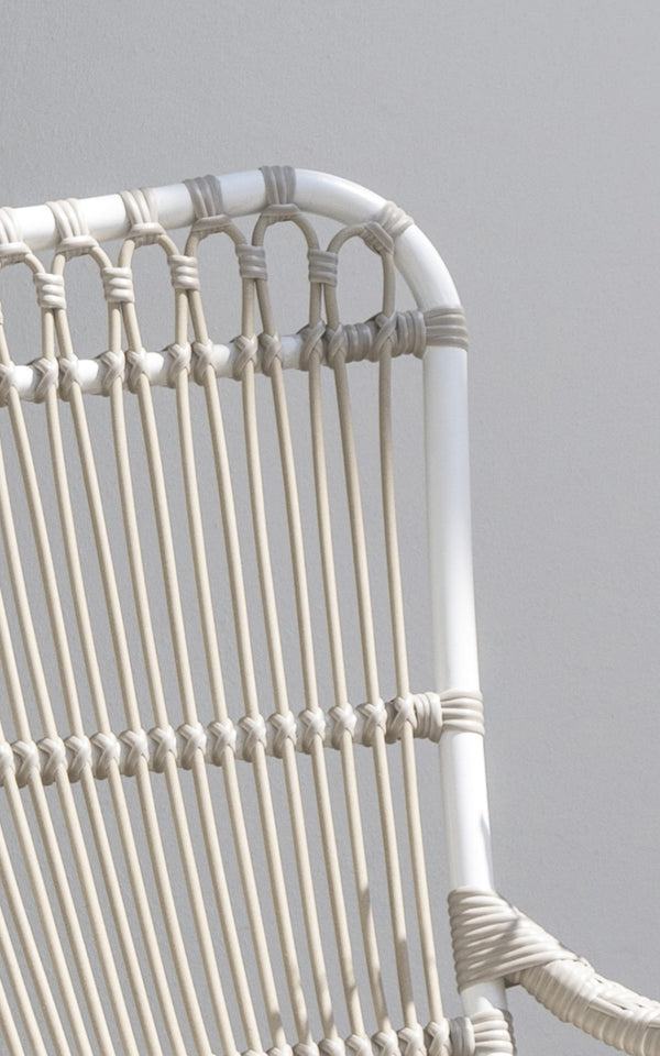Dies ist ein Nahaufnahmebild von Monet Exterior Lounge Chair i dove white aluminium artfibre. Detail des Schlaufenbogen-Designs.