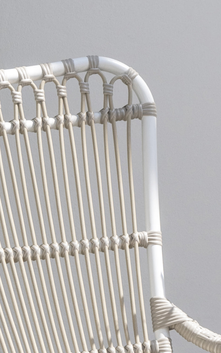 Dies ist ein Nahaufnahmebild von Monet Exterior Lounge Chair i dove white aluminium artfibre. Detail des Schlaufenbogen-Designs.