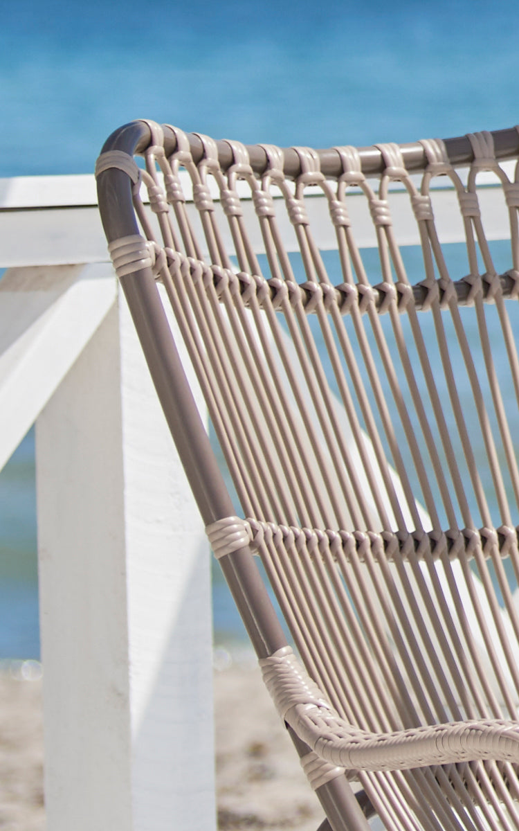 Dies ist ein Nahaufnahmebild von Monet Exterior Lounge Chair in moccaccino aluminium artfibre.