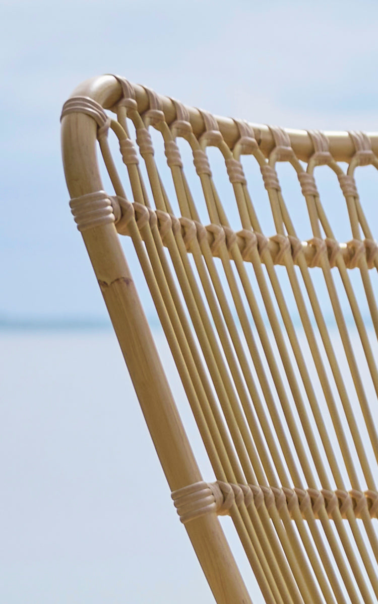 Dies ist ein Nahaufnahmebild von Monet Exterior Lounge Chair i natural aluminium artfibre. Detail der Schlaufenbögen und des Stabsitzes.