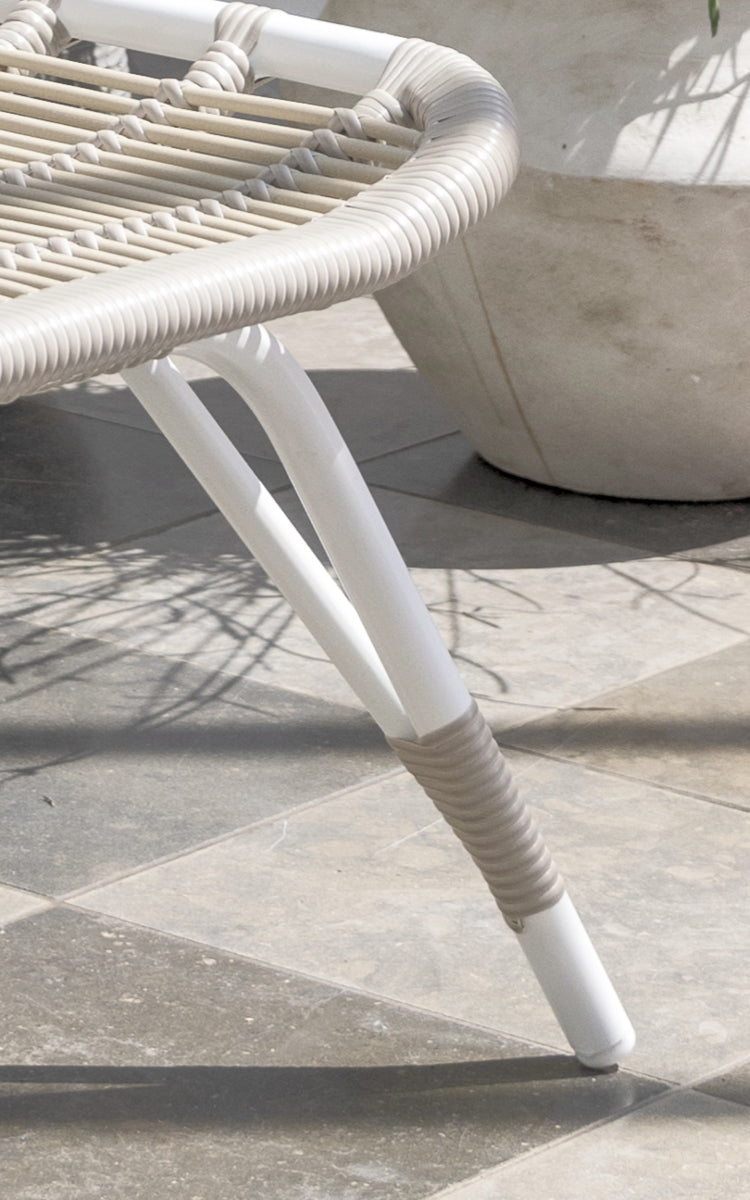 Dies ist ein Nahaufnahmebild von Monet Exterior Footstool i dove white aluminium artfibre. Detail des geflochtenen Sitzes und des weißen Gestells.