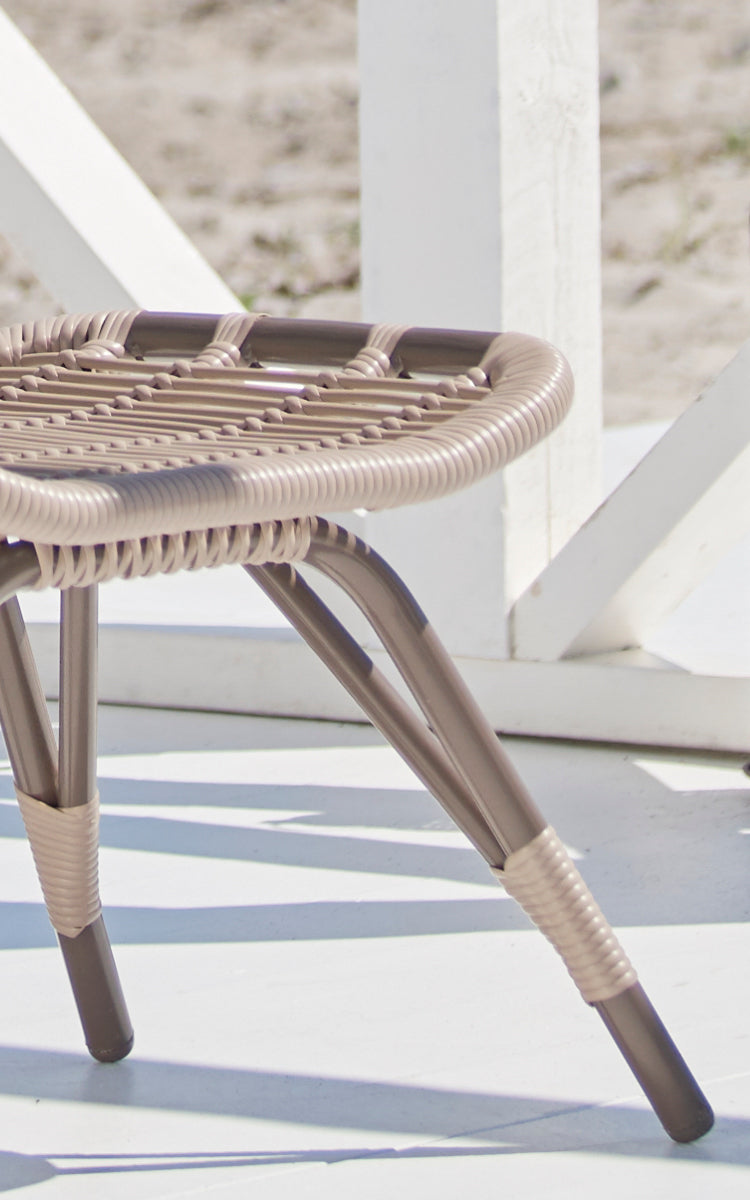 Dies ist ein Nahaufnahmebild von Monet Exterior Footstool in moccaccino aluminium artfibre.