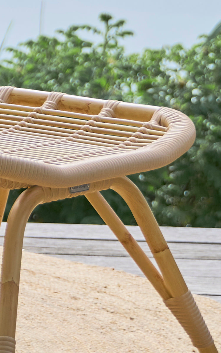 Dies ist ein Nahaufnahmebild von Monet Exterior Footstool i natural aluminium artfibre. Detail des geflochtenen Sitzes und der gespreizten Beine.