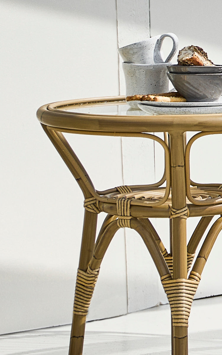 Dies ist ein Nahaufnahmebild von Tony Exterior Side Table i antique aluminium artfibre. Detail der ArtFibre-umwickelten Platte und Beine.