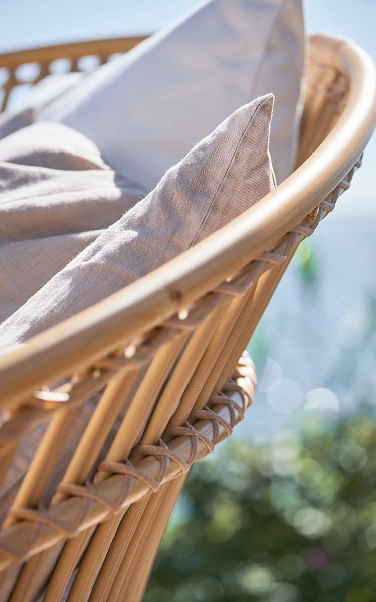 Dies ist ein Nahaufnahmebild von Olympia Nest Exterior i natural aluminium artfibre. Detail des vertikalen Stabgestells und der umwickelten Verbindungen.