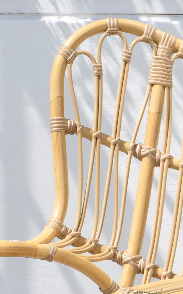 Dies ist ein Nahaufnahmebild von Teddy Außen-Lounge-Sessel in natural aluminium artfibre. Detail der bogenförmigen Rückenschleifen und Sprossenkonstruktion.
