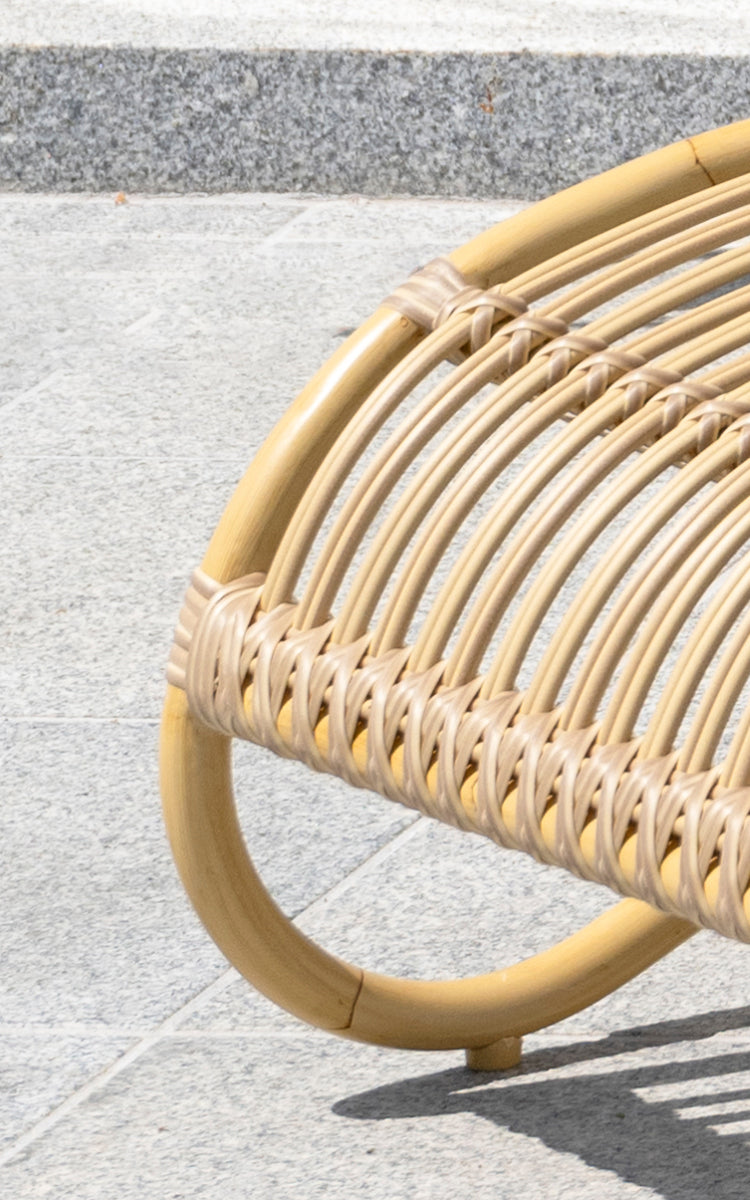 Dies ist ein Nahaufnahmebild von Teddy Außen-Fußhocker in natural aluminium artfibre. Detail der geflochtenen Textur und Rahmenkonstruktion.