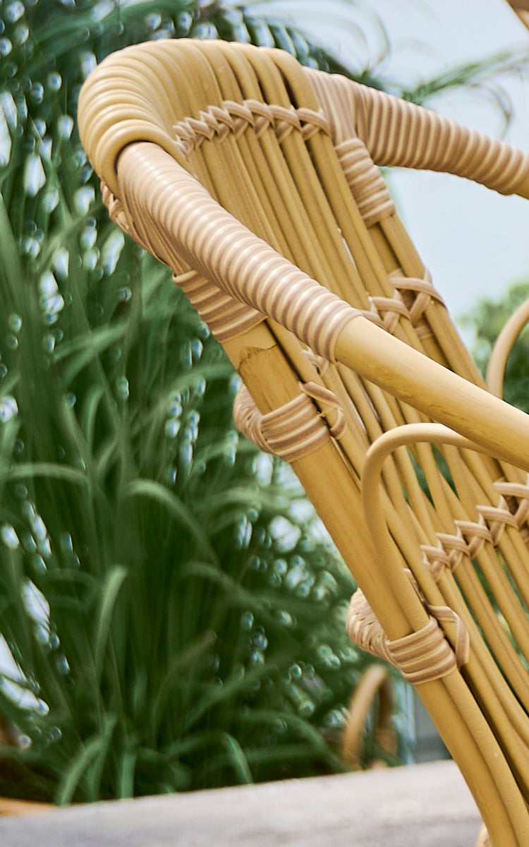 Dies ist ein Nahaufnahmebild von Robert Außen-Esszimmerstuhl in natural aluminium artfibre. Detail der geflochtenen Textur und Rahmenkonstruktion.