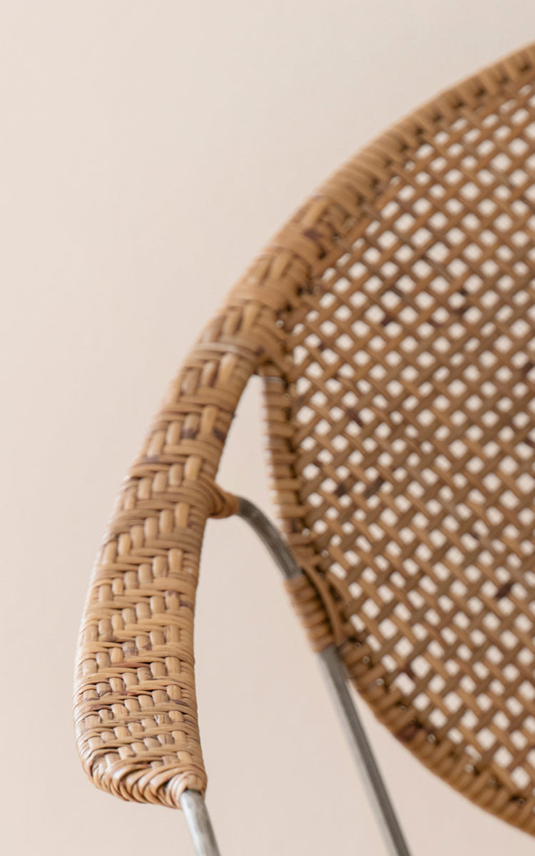 Dies ist ein Nahaufnahmebild von Funky Esszimmerstuhl in hazelnut rattan iron frame.